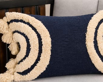 Fodera per cuscino boho blu navy con archi e nappe color crema trapuntati / Cuscino decorativo fatto a mano / Arredamento moderno in stile rustico
