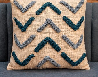 Fodera per cuscino decorativo in stile boho con texture, realizzata a mano con trapuntatura, motivo geometrico a chevron, decorazione rustica in stile fattoria, accenti beige neutri.
