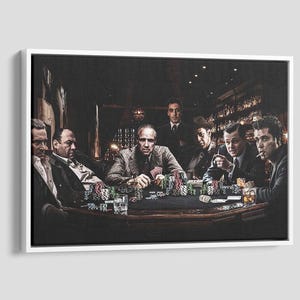 Op de afbeelding: Een ingelijste canvas print toont een pokerspel met verschillende mannen in pakken en fedora's. De tafel is bedekt met pokerchips en kaarten, met glazen whisky. De achtergrond is een zwak verlichte bar.