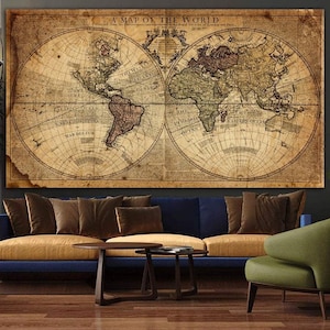 Puede incluir: Un gran mapa del mundo de estilo vintage con un fondo en tonos sepia. El mapa presenta ilustraciones detalladas de continentes y océanos, con texto que incluye "A Map of the World". El mapa está enmarcado y montado en una pared.
