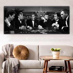 Puede incluir: Impresión en blanco y negro enmarcada que representa una escena de póquer con hombres en esmoquin alrededor de una mesa. Una lámpara de araña es visible en el fondo. La impresión se muestra encima de un sofá con un cojín decorativo y una mesa auxiliar.