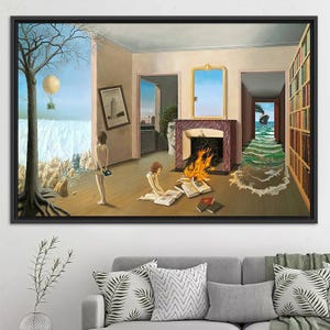 Puede incluir: Una pintura surrealista enmarcada representa una habitación con chimenea y libros, con un paisaje a la izquierda y una escena marina a la derecha. Una persona está de pie sosteniendo un libro, y otra está sentada leyendo. Un globo aerostático flota en el cielo.