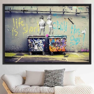 Può includere: Opera d'arte incorniciata con graffiti. Due figure urinano su un muro con le parole "life is short chill the out" in giallo e blu. Due bidoni colorati sono in primo piano.