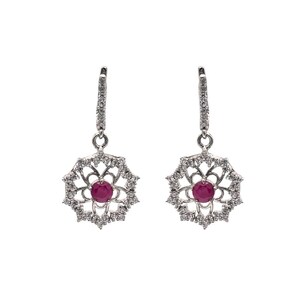 Peut inclure: Une paire de boucles d'oreilles argentées. Chaque boucle d'oreille présente une pierre rouge ronde au centre, entourée d'un motif ajouré délicat. Le motif est orné de petites pierres précieuses claires. Fermeture à charnière.