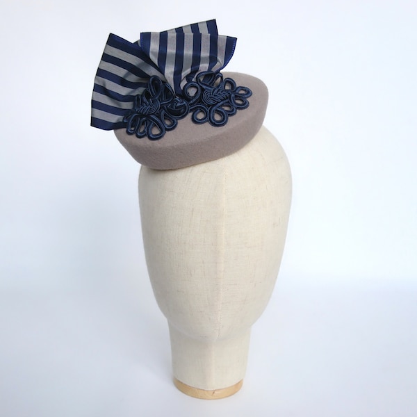Silver Grey Felt Small Hat with Striped Ribbon and Motif, Grey Race Day Hat, Grey Wedding Hat, Hat for Cheltenham Races, Grey Cocktail Hat