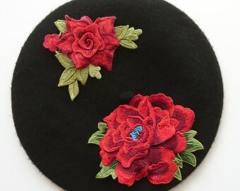 Béret noir avec fleurs rouges brodées, béret noir en feutre de laine avec fleurs rouges, béret noir français, chapeau d'hiver noir pour femme