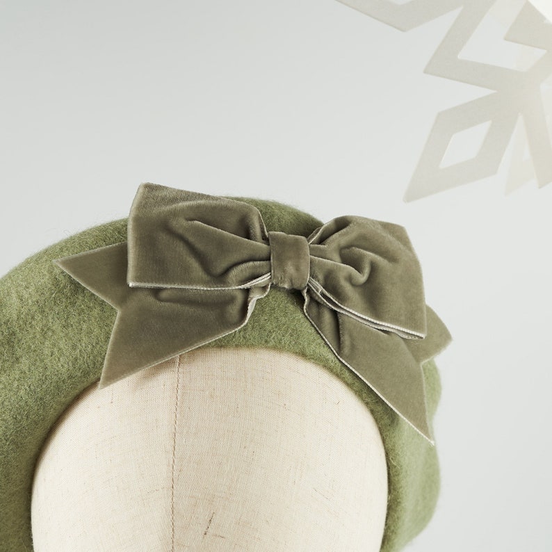 Chapeau de béret en feutre de laine vert sauge avec arc en ruban de velours vert, chapeau de béret Français vert, chapeau dhiver vert pour femmes, béret vert avec un arc image 4
