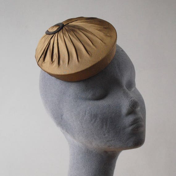 Gold Pleated Silk Mini Pillbox Hat With Vintage Pearl Buckle  display picture 3