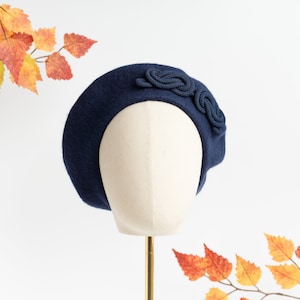 Navy Blue Wool Felt Beret Hat with Cord Knot Motif, Navy Blue French Beret with Chunky Knot, Navy Blue Beret Embellished with Statement Knot