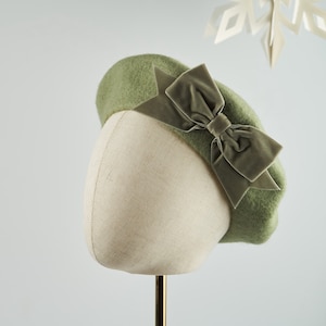 Sage Green Wool Felt Beret Hat with Green Velvet Ribbon Bow, Green French Beret Hat, Green Women&#39;s Winter Hat, Green Beret with a Bow