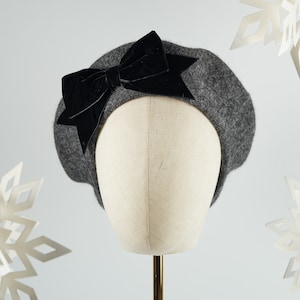 Charcoal Grey Wool Felt Beret Hat with Black Velvet Ribbon Bow, Grey French Beret Hat, Grey Women&#39;s Winter Hat, Grey Beret with a Bow
