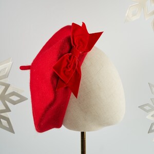 Béret en feutre de laine rouge écarlate avec noeud en ruban de velours rouge, béret rouge français, chapeau d'hiver rouge pour femme, béret rouge avec noeud image 3