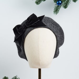 Charcoal Grey Wool Felt Beret Hat with Grey Velvet Ribbon Bow, Dark Grey French Beret Hat, Grey Women&#39;s Winter Hat, Grey Beret with a Bow
