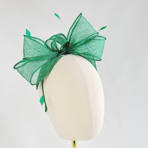 Emerald Green Loop Fascinator with Coque Feathers, Green Sinamay Fascinator Headband, Green Wedding Fascinator, Green Race Day Fascinator