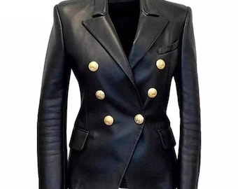 Pode incluir: Um blazer de couro preto com design de abotoamento duplo. O blazer apresenta seis botões dourados e dois bolsos frontais. O casaco sob medida tem lapela clássica e mangas compridas.