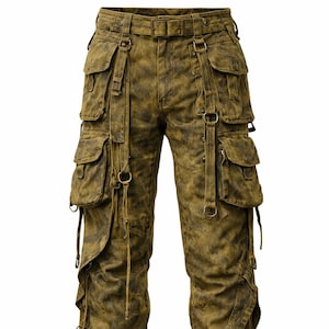 Puede incluir: Pantalones cargo marrones con múltiples bolsillos, correas y anillos metálicos. Los pantalones tienen un aspecto desgastado y texturizado y un cinturón. Los pantalones están diseñados con un estilo único y en capas.