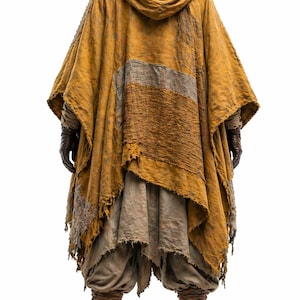 K&ouml;nnte beinhalten: Ein senfgelber Kapuzenponcho mit einem verwitterten, strukturierten Aussehen. Der Poncho ist &uuml;ber einer hellbraunen Tunika und Hose geschichtet. Das Outfit umfasst braune Lederstiefel und Handschuhe und erzeugt eine rustikale, postapokalyptische &Auml;sthetik.