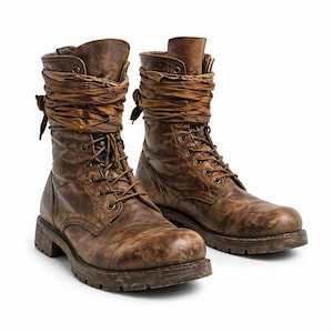 K&ouml;nnte beinhalten: Ein Paar abgenutzte braune Leder-Kampfstiefel. Die Stiefel haben ein Schn&uuml;rdesign, eine dicke Sohle und sind mit braunem Stoff um den Kn&ouml;chel gewickelt. Das Leder hat ein abgenutztes, strukturiertes Aussehen.