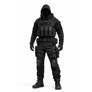 Puede incluir: Una persona con un uniforme táctico negro completo. El conjunto incluye una chaqueta con capucha, chaleco táctico, pantalones cargo con rodilleras, guantes y botas. El fondo es blanco.