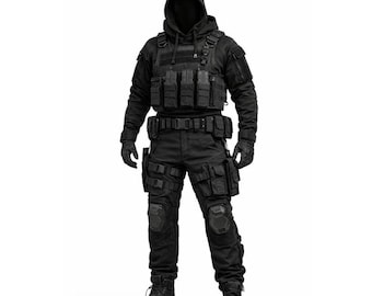 Pode incluir: Uma pessoa em uniforme tático preto completo. O traje inclui jaqueta com capuz, colete tático, calças cargo com joelheiras, luvas e botas. A pessoa está em pé contra um fundo branco.