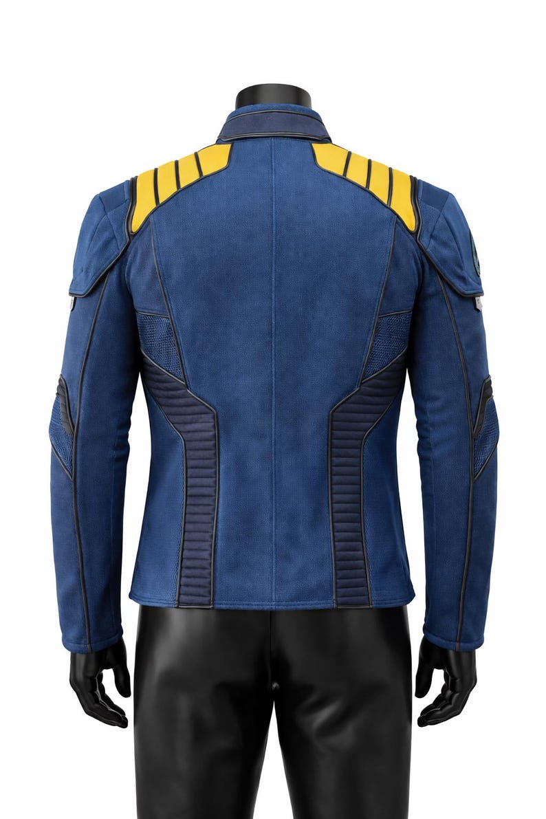 Puede incluir: Chaqueta azul con detalles amarillos en los hombros y ribetes azul oscuro. La chaqueta tiene un aspecto texturizado y presenta paneles acolchados en los laterales y la espalda. La chaqueta se muestra en un maniqu&iacute; negro.