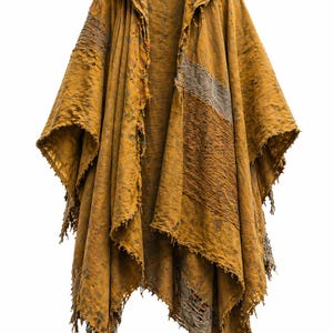 K&ouml;nnte beinhalten: Senfgelber Kapuzenponcho mit ausgefransten Kanten und Patchwork-Details. Der Poncho hat ein lockeres, flie&szlig;endes Design mit strukturiertem Aussehen. Das Kleidungsst&uuml;ck hat einen einzigartigen, b&ouml;hmischen Stil, der sich zum &Uuml;berziehen eignet.