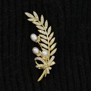 Broche de trigo chapado en oro con circonita y perla de agua dulce – Broche de hoja floral para bodas, Día de la Madre o regalos especiales.