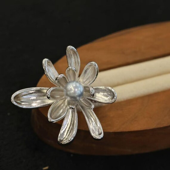 November Birth Flower Brooch, Silver Chrysanthemum Brooch  display picture 2