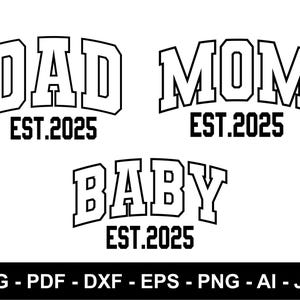 Puede incluir: Diseño gráfico en blanco y negro con las palabras "DAD", "MOM" y "BABY", cada una con "EST.2025" debajo. El diseño incluye opciones de formato de archivo: SVG, PDF, DXF, EPS, PNG, AI y JPG.