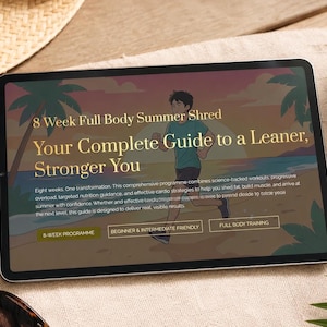 Può includere: Un tablet che mostra una guida al fitness digitale intitolata 8 Week Full Body Summer Shred. Lo schermo presenta l'illustrazione di una persona che corre su una spiaggia al tramonto, con testo che descrive un programma di allenamento completo.