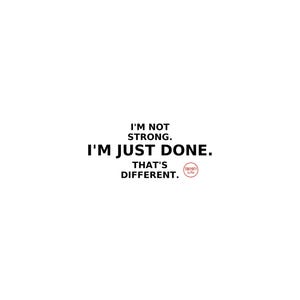Puede incluir: Fondo blanco con texto negro: "I'M NOT STRONG. I'M JUST DONE. THAT'S DIFFERENT." Un pequeño círculo rojo con texto blanco "TOKYBY LIFE" está en la esquina inferior derecha.