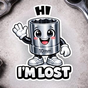 Puede incluir: Una pegatina de dibujos animados de una llave de vaso de 10 mm con una cara sonriente, zapatos y una mano que saluda. La pegatina tiene el texto "HI" y "I'M LOST". La llave de vaso es plateada y tiene detalles en blanco y negro.