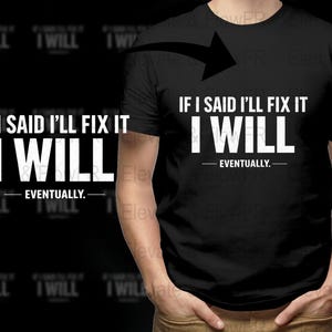 Puede incluir: Camiseta negra con el texto blanco "SI DIJE QUE LO ARREGLARÉ, LO HARÉ EVENTUALMENTE". El texto está centrado en el pecho. La camiseta tiene cuello redondo y mangas cortas.