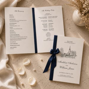 Könnte beinhalten: Ein Hochzeitskirchenheft aus cremefarbenem Papier mit dunkelblauen Schleifen. Das Deckblatt zeigt eine Strichzeichnung einer Kirche, die Namen Madeline Anderson und William James sowie das Datum 25. Juni 2026. Der Innenteil listet den Ablauf auf.