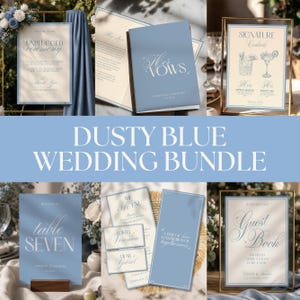 Puede incluir: Un conjunto de boda azul polvoriento con varios artículos de papelería. Incluye un letrero para una ceremonia sin conexión, libros de votos, menú de cócteles, número de mesa, tarjetas de sitio, menú y libro de visitas.