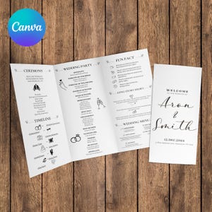 Puede incluir: Un programa de boda blanco con texto negro, que presenta un cronograma de la ceremonia, detalles de la fiesta de bodas y un mensaje de bienvenida. El programa es plegable y tiene una tarjeta de bienvenida separada. Fondo de madera.