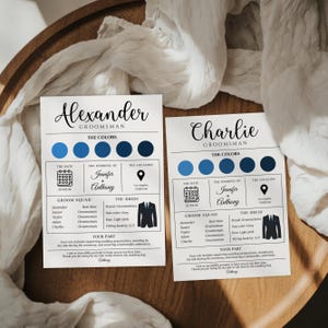 Könnte beinhalten: Zwei Hochzeitseinladungskarten mit den Namen "Alexander" und "Charlie" in eleganter Schrift. Jede Karte zeigt eine Farbpalette in Blautönen, Hochzeitsdetails und eine Anzugillustration. Die Karten liegen auf einem Holztablett.