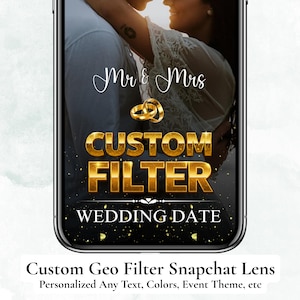 Può includere: Uno schermo di smartphone mostra un filtro di matrimonio personalizzato. Il design presenta le parole "Mr & Mrs", due fedi d'oro e le parole "CUSTOM FILTER" in oro. Le parole "WEDDING DATE" sono in basso. Lo sfondo mostra una coppia.