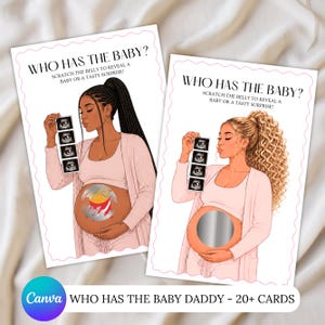 Może przedstawiać: Dwie prostokątne karty do gry z napisem WHO HAS THE BABY? oraz tekstem SCRATCH THE BELLY TO REVEAL A BABY OR A TASTY SURPRISE! Każda karta przedstawia ilustrację osoby w ciąży trzymającej zdjęcie USG, z kółkiem do zdrapywania na brzuchu.