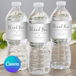 以下が含まれることがあります： 白いキャップが付いた透明なプラスチック製のウォーターボトルが3本。各ボトルには、エレガントな筆記体で「Thank You」と書かれた銀色のラベルがあり、その後に「FOR CELEBRATING WITH US！」とハートのシンボルが続きます。「METHEW & EMILIA」という名前と日付10.05.2024も印刷されています。