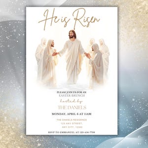 Może przedstawiać: Zaproszenie na wielkanocny brunch z napisem "He is Risen" w złotym skrypcie. Obraz przedstawia Jezusa z innymi postaciami w białych szatach. Zaproszenie jest organizowane przez The Daniels, z podaną datą i godziną.