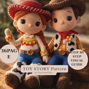 Könnte beinhalten: Zwei gehäkelte Toy Story-Charakterpuppen, eine mit rotem Hut und geflochtenem Haar, die andere mit braunem Cowboyhut. Die Puppen tragen Jeanshosen und Cowboy-Stiefel. Der Text "TOY STORY Pattern" ist sichtbar.