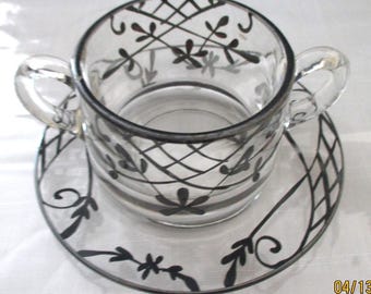 Azucarero y plato de plata antigua sobre cristal