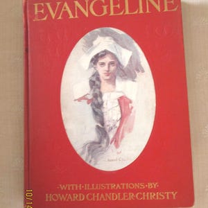 Puede incluir: Un libro antiguo de tapa dura roja titulado "Evangeline". La portada presenta un retrato ovalado de una mujer con un gorro blanco. El título y el nombre del autor están en letras doradas. Un libro clásico.