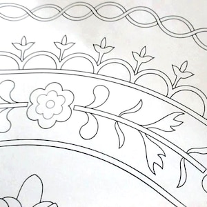 Puede incluir: Dibujo lineal en blanco y negro de un diseño floral y de hojas. La imagen presenta un patrón repetitivo de flores, hojas y líneas curvas, creando un borde decorativo. El diseño recuerda a una página de libro para colorear.