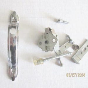 Tirador de puerta de gabinete cromado retro Amerock E9449 de 4" de largo. Piezas de instalación.