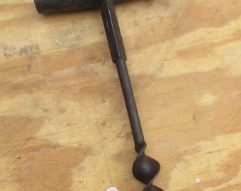 Perceuse-visseuse ancienne, manche en bois, perceuse en acier de 16 po.
