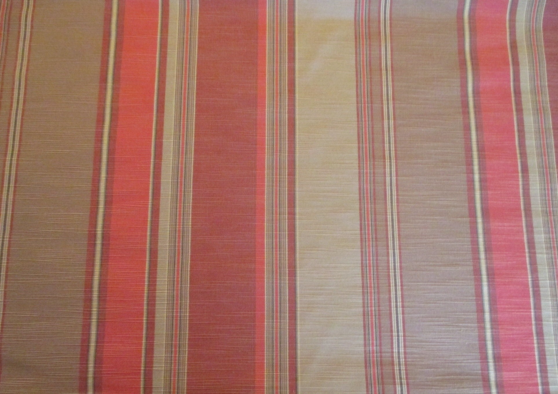 Tela para tapizar rayas Kotori Saffron