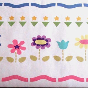 Faixa de papel de parede floral em rolo, sem cortes, com tulipas, estrelas, tons de rosa e verde, ideal para decoração de parede de meninas. 18 cm de largura x 4,57 m de comprimento.