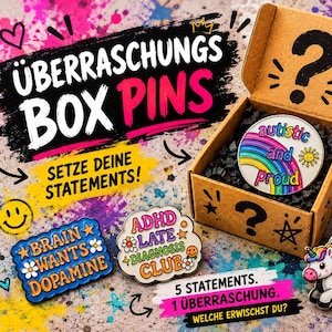 Könnte beinhalten: Eine Pappschachtel mit einem runden Emaille-Pin mit Regenbogen und dem Text 'autistic and proud'. Um die Schachtel herum liegen fünf weitere Emaille-Pins mit Motiven wie einem Gehirn, einem Totenkopf mit Einhorn und einer Flasche 'autism'.
